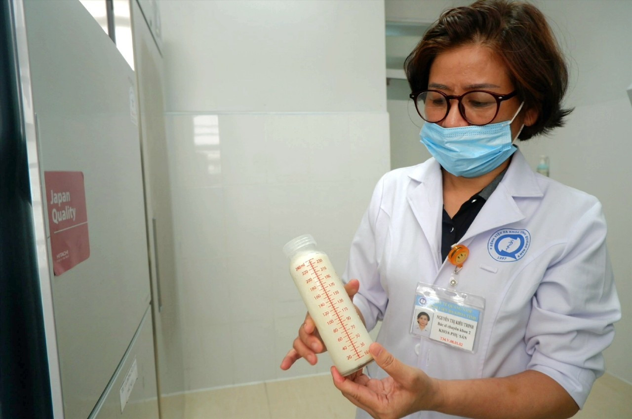 Bác sĩ Nguyễn Thị Kiều Trinh - người bền bỉ với các hoạt động Nuôi con bằng sữa mẹ.