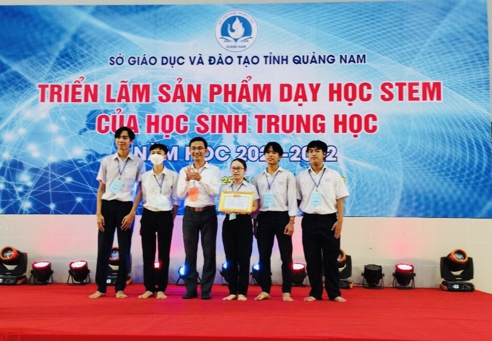 Trao giải Nhất cho học sinh Trường THPT chuyên Nguyễn Bỉnh Khiêm
