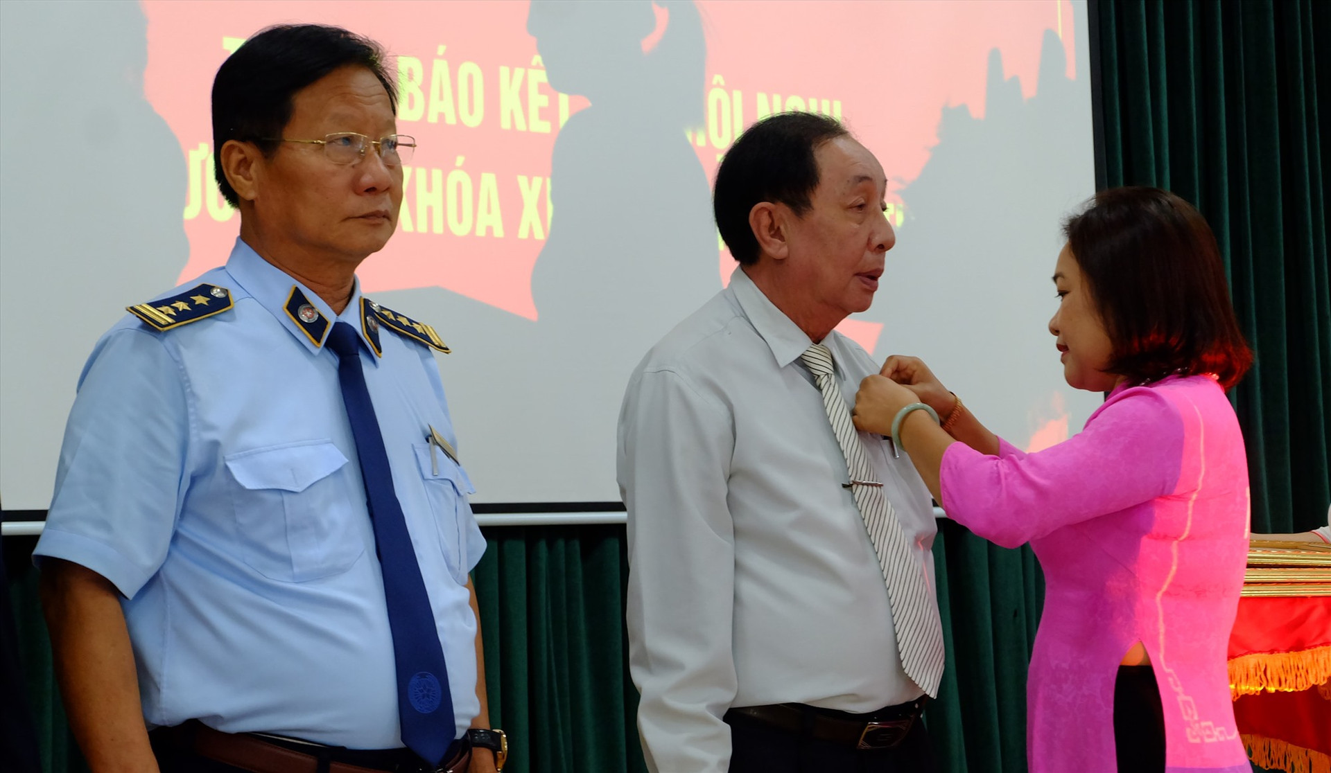 Trưởng Ban Dân vận Tỉnh ủy Huỳnh Thị Thùy Dung trao Huy hiệu 50 năm tuổi Đảng cho đảng viên Nguyễn Hoàng Bích. Ảnh: M.L