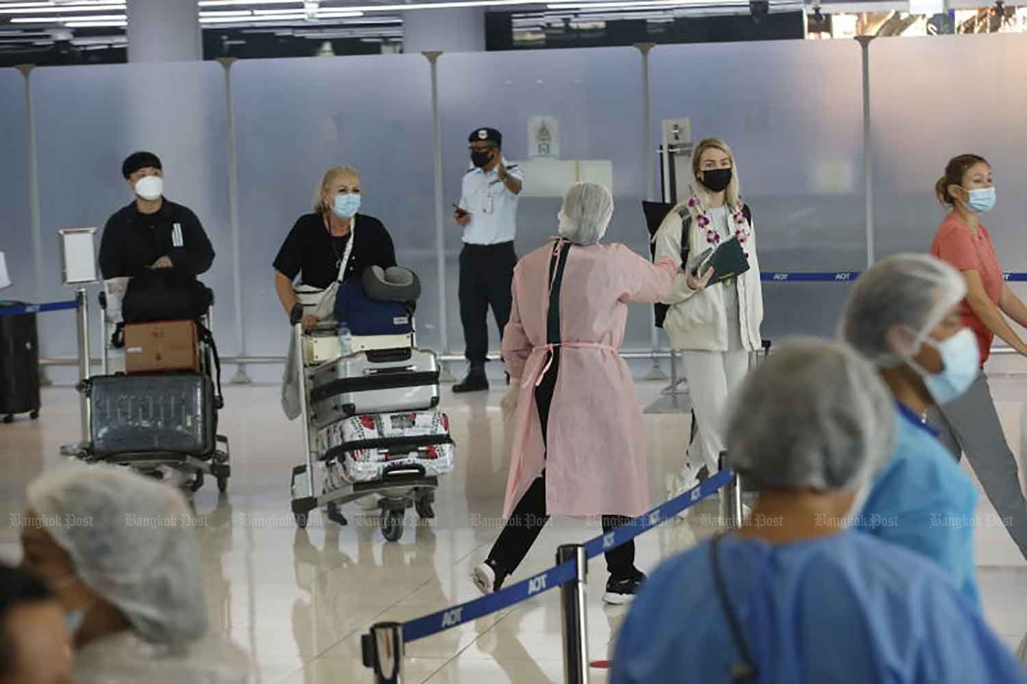 Sân bay Thái Lan áp dụng các biện pháp phòng ngừa dịch bệnh đối với hành khách nhập cảnh. Ảnh: Bangkok Post