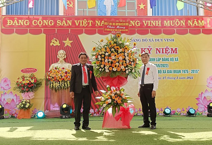 : Lãnh đạo huyện Duy Xuyên tặng hoa chúc mừng lễ kỷ niệm