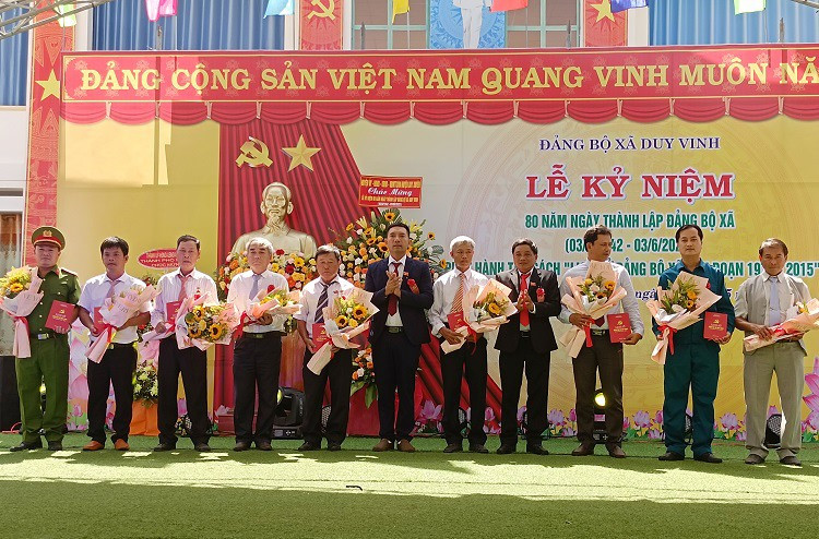 BTV đảng ủy xã Duy Vinh trao tặng lịch sử đảng bộ xã giai đoạn 1075 – 2015 cho các chi bộ