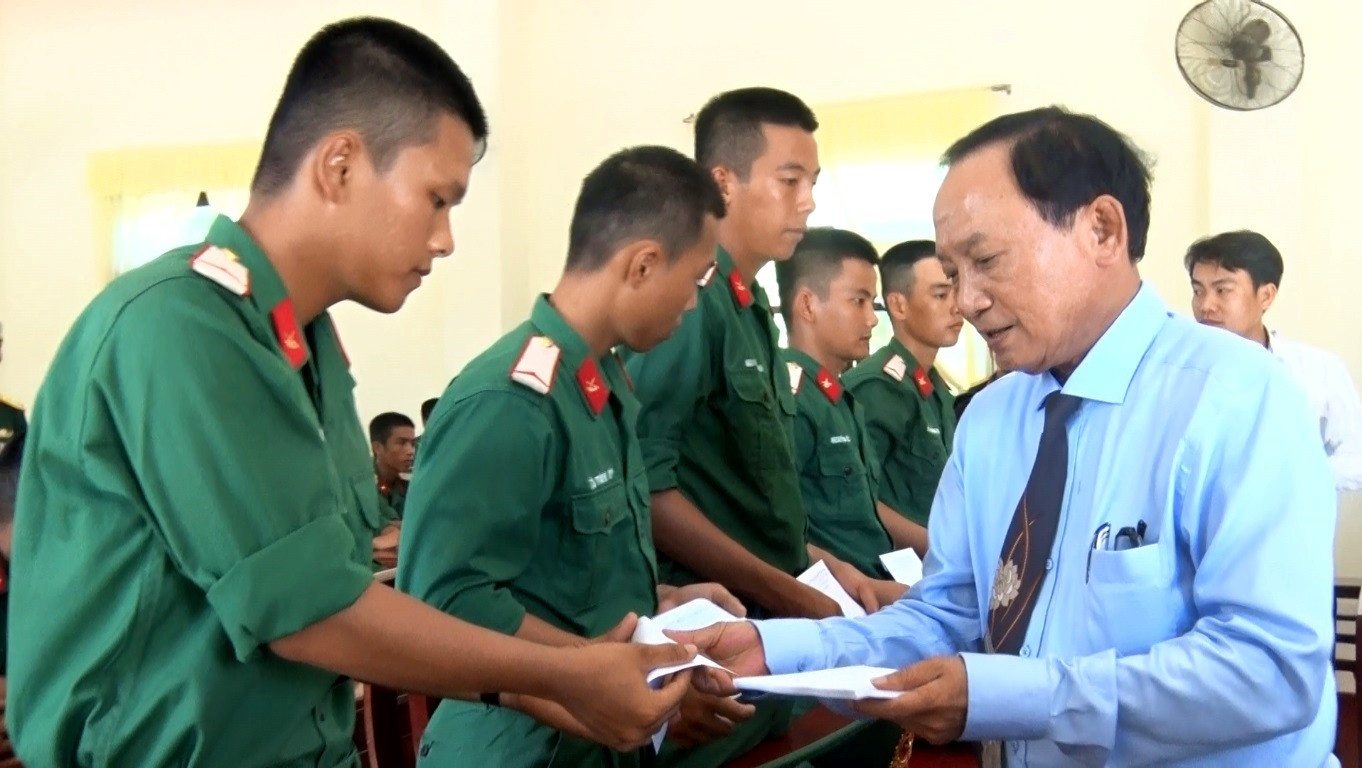 Lãnh đạo huyện Phú Ninh tặng quà động viên các chiến sĩ mới đang huấn luyện tại Trung đoàn 885. Ảnh: V.Đ