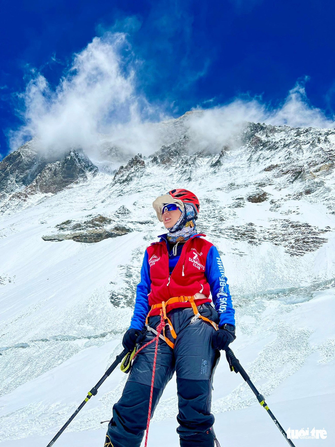 Đỉnh Everest thấp thoáng sau lưng Nguyễn Thị Thanh Nhã. Ảnh: NVCC