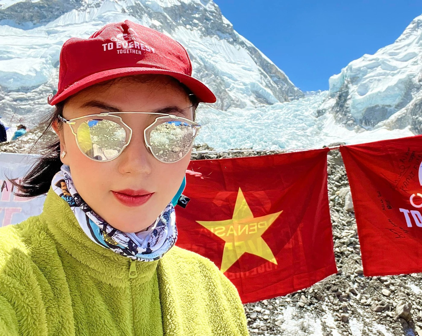 Chị Nguyễn Thị Thanh Nhã với lá cờ Tổ quốc tại buổi lễ Puja trước khi vượt thác Khumbu. Ảnh: NVCC