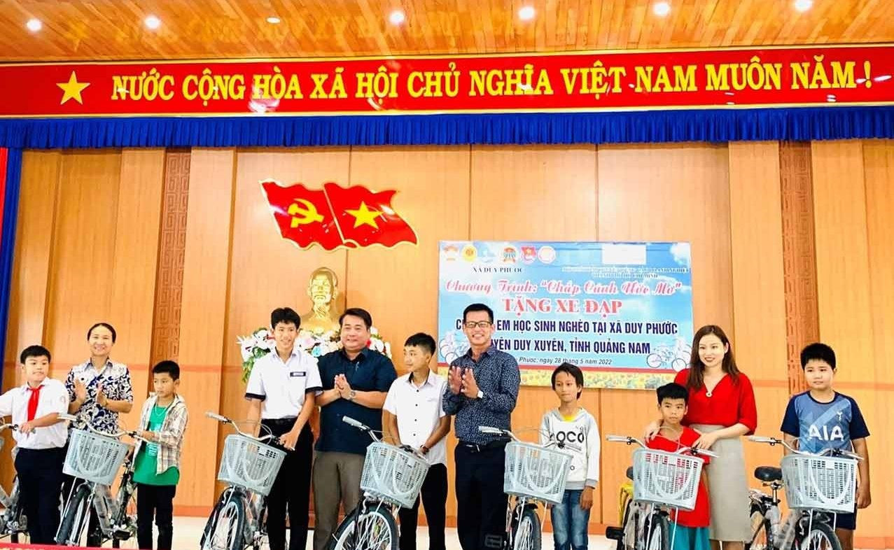 Trao tặng xe đạp cho những học sinh có hoàn cảnh khó khăn nỗ lực vươn lên trong học tập. Ảnh: N.T