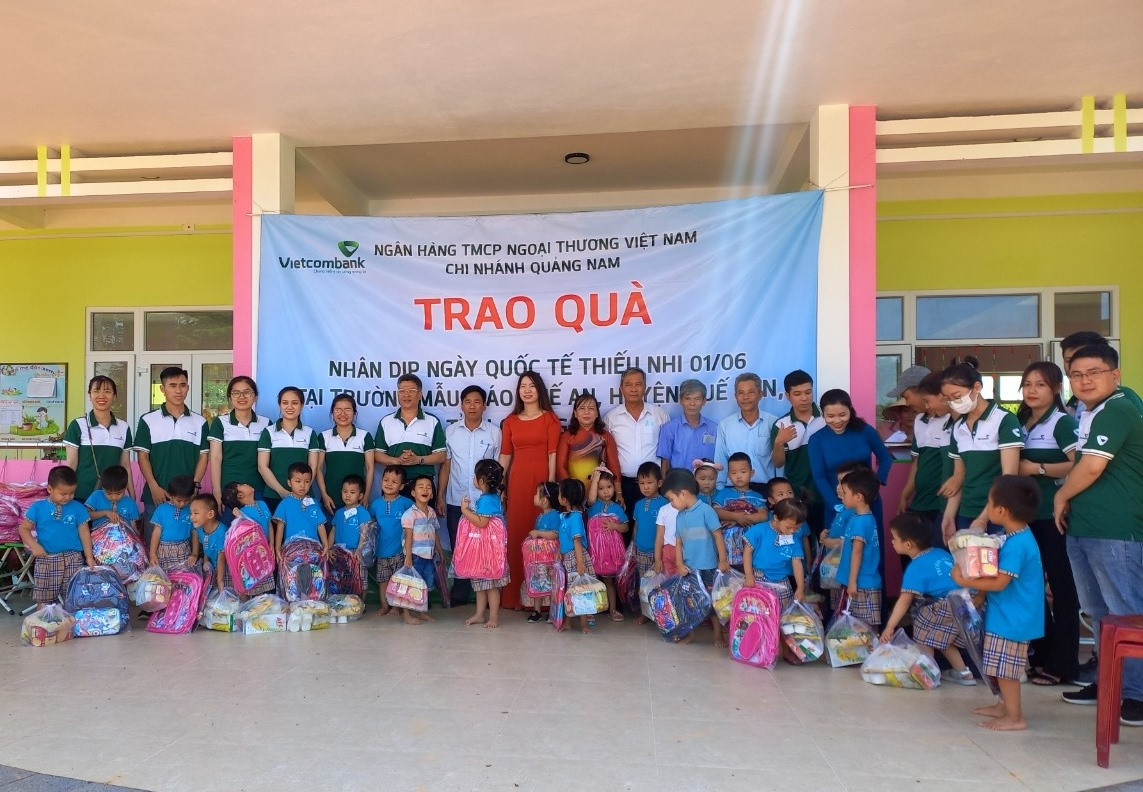 Vietcombank Quảng Nam tặng quà cho học sinh trường Mẫu giáo Quế An. ảnh DT