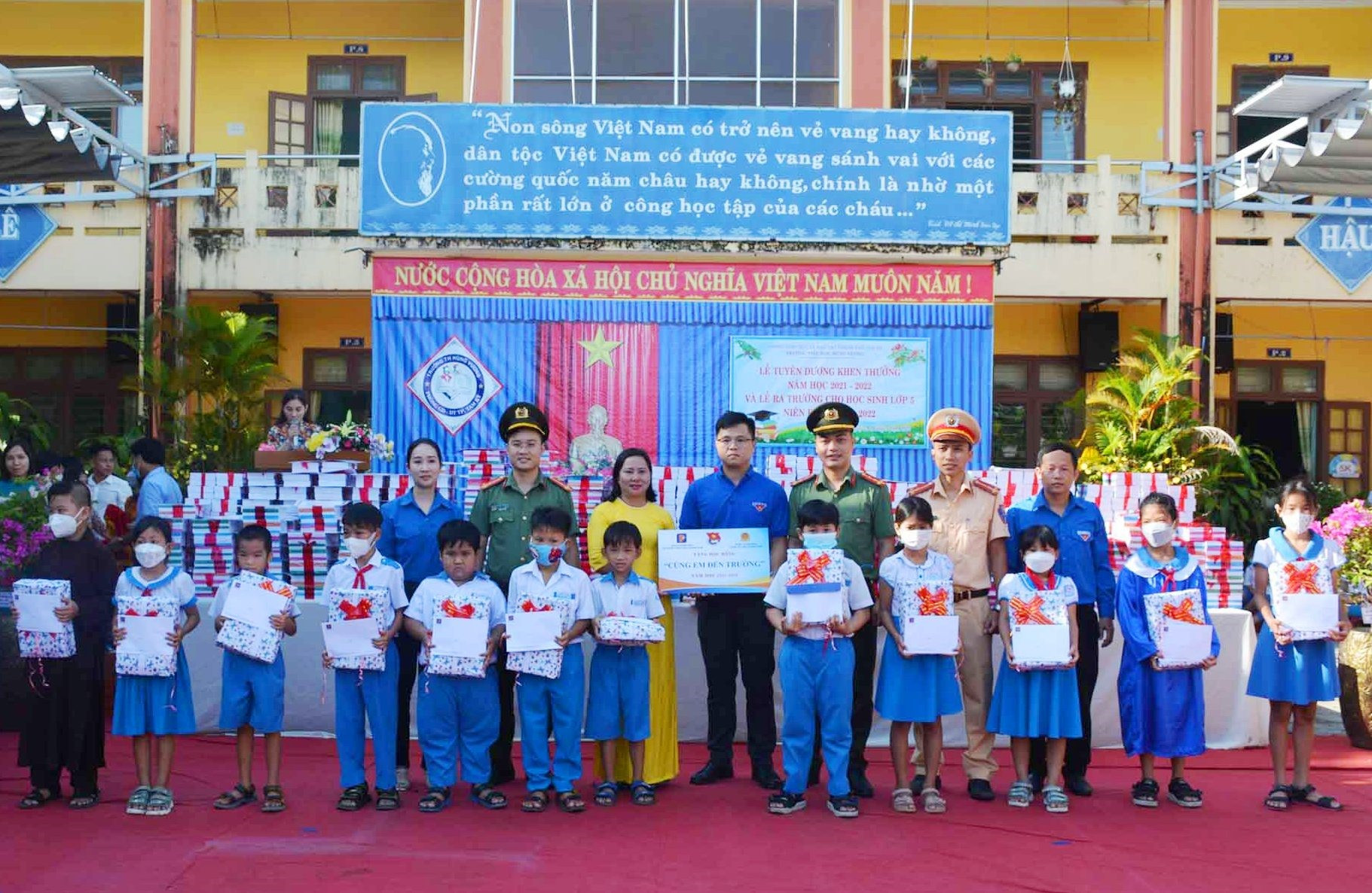 Trao quà cho các em học sinh Trường Tiểu học Hùng Vương (phường Trường Xuân)
