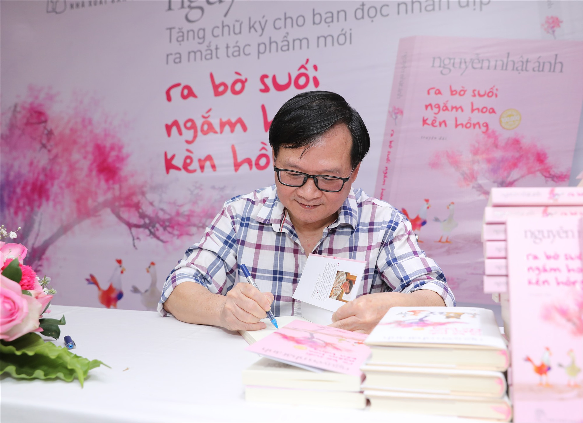 Nhà văn Nguyễn Nhật Ánh ký tặng sách “Ra bờ suối ngắm hoa kèn hồng”.