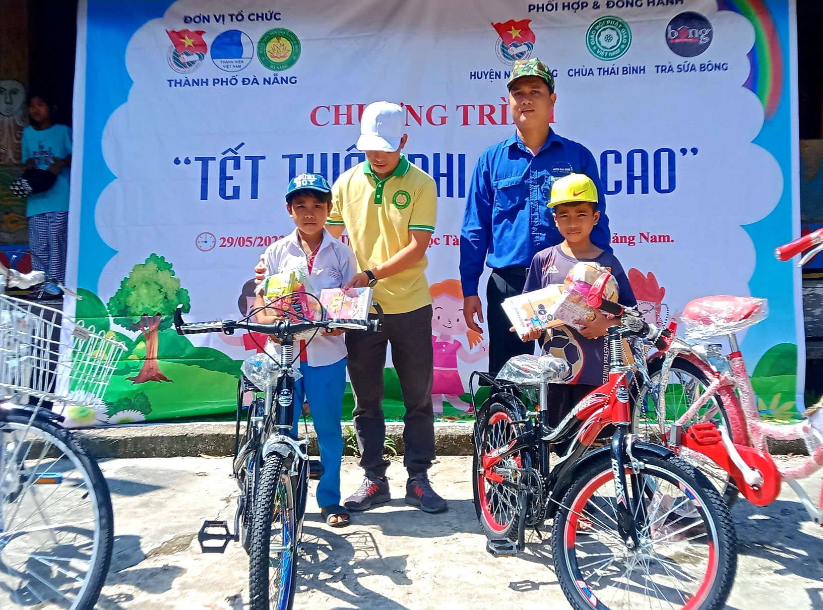 Đại diện đơn vị tài trợ trao xe đạp cho trẻ khó khăn tại Nam Giang. Ảnh: P.V