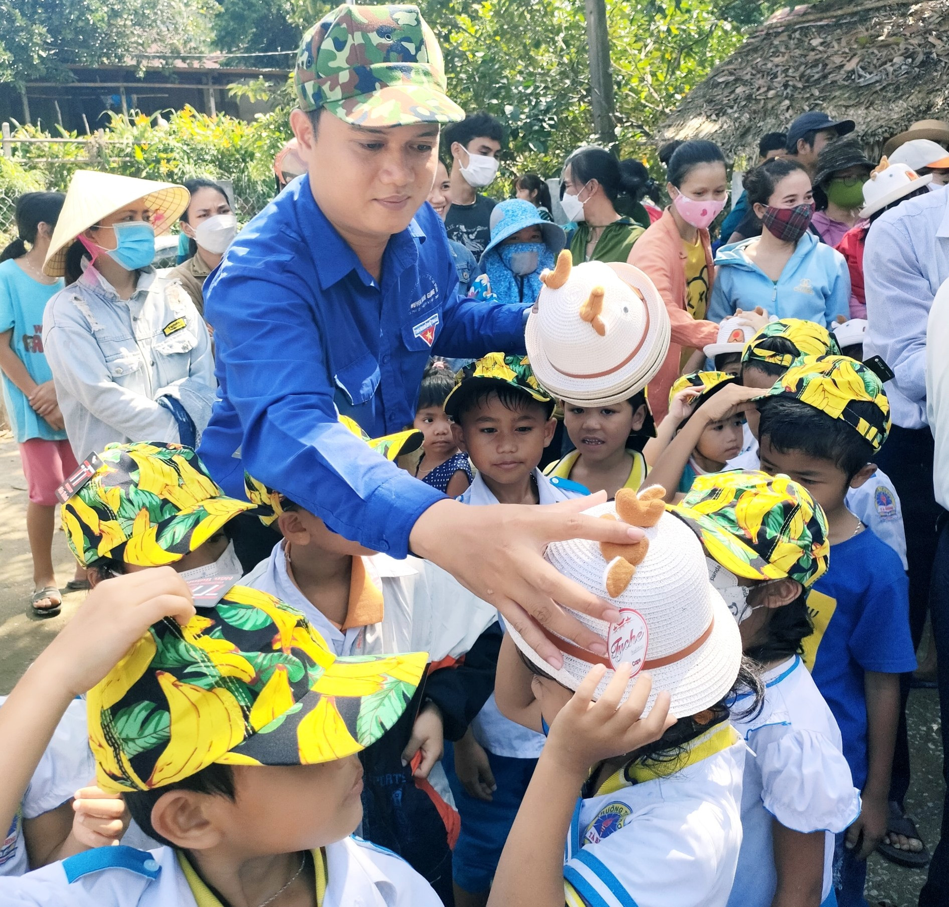 Bí thư Huyện đoàn Nam Giang - Bùi Thế Anh tận tay trao mũ cho trẻ em địa phương. Ảnh: P.V
