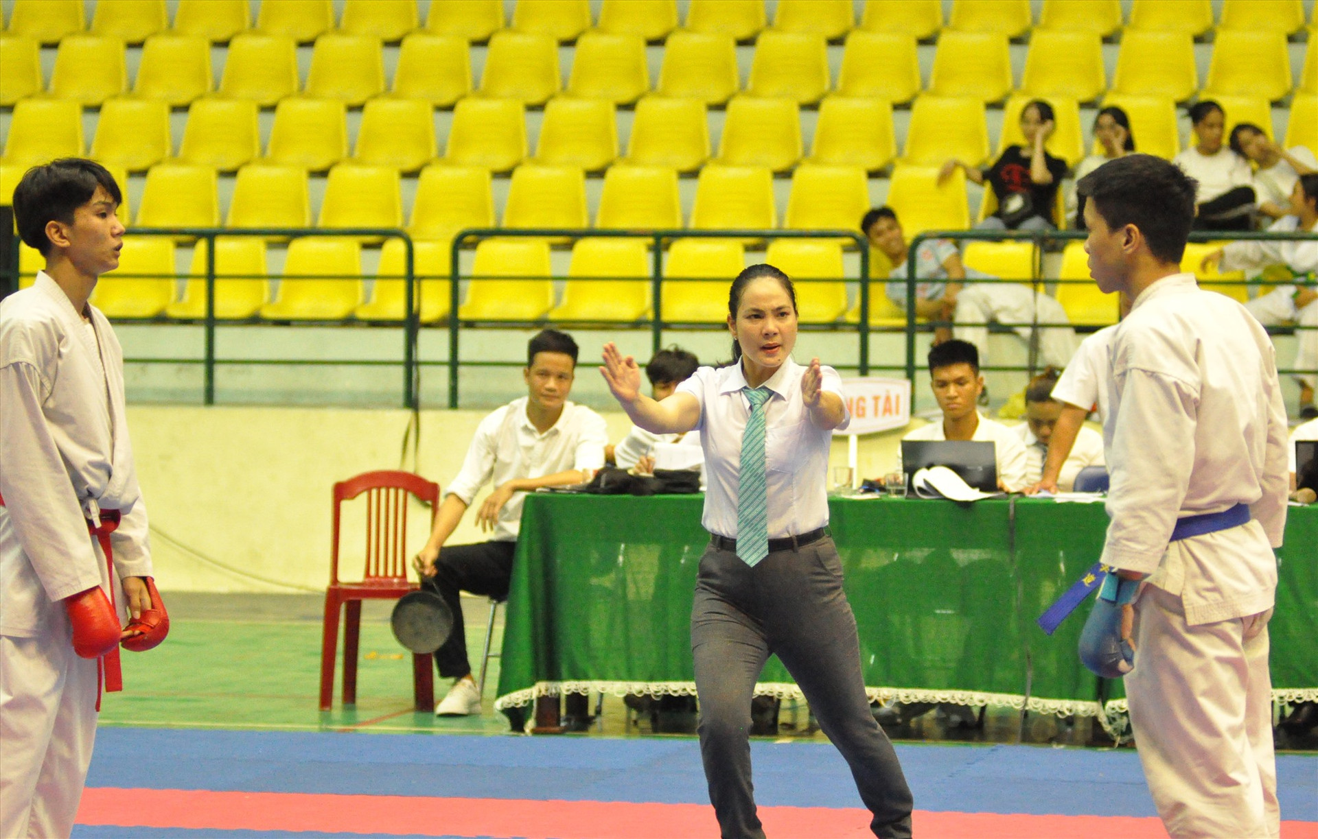 Cựu vô địch SEA Games Bùi Thị Triều làm trọng tài tại giải. Ảnh: T.V