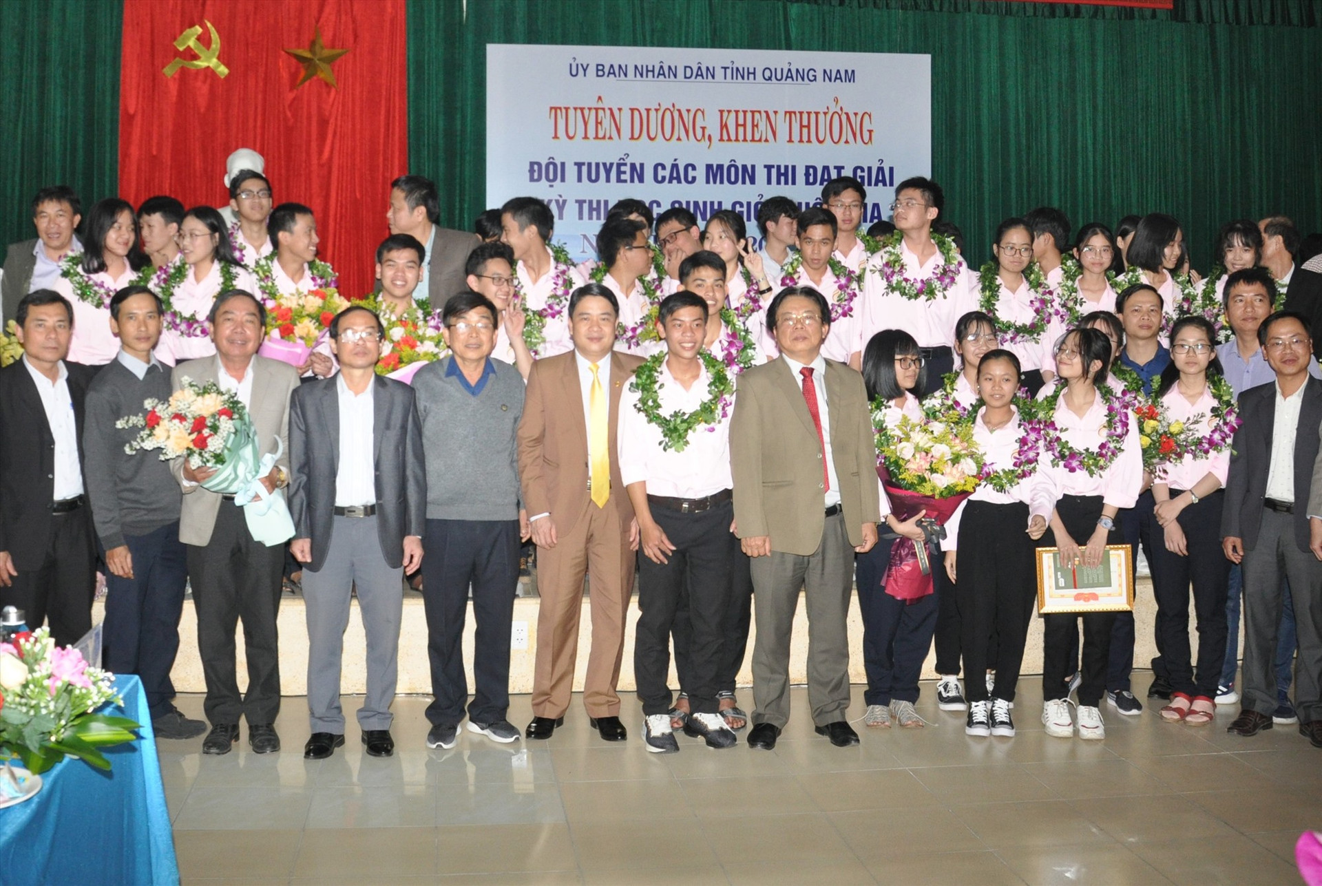 Niềm vui của thầy và trò Trường THPT chuyên Lê Thánh Tông và chuyên Nguyễn Bỉnh Khiêm khi được UBND tỉnh khen thưởng thành tích xuất sắc thi học sinh giỏi quốc gia năm học 2020 - 2021. Ảnh: PHÚ-VINH