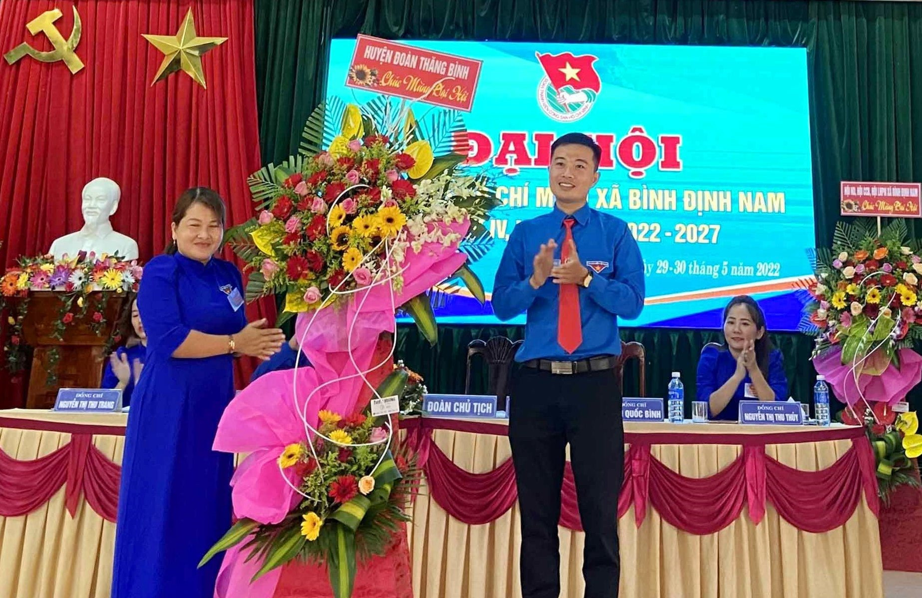 Lãnh đạo Huyện đoàn Thăng Bình tặng hoa chúc mừng Đại hội đại biểu Đoàn xã Bình Định Nam