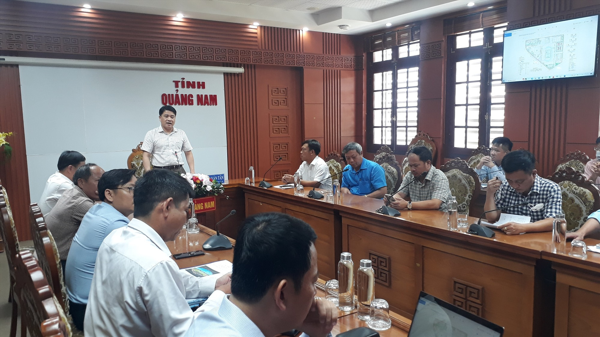Phó Chủ tịch UBND tỉnh Trần Văn Tân yêu cầu sớm thực hiện cả 2 công việc để điều chỉnh cục bộ khu Trung tâm TD-TT tỉnh. Ảnh: X.P