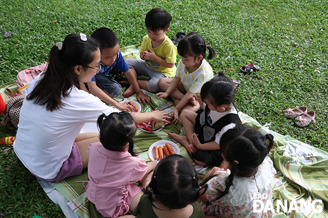 Sau khi tham quan, các em được ăn uống để bổ sung lại năng lượng. Ảnh: THU DUYÊN