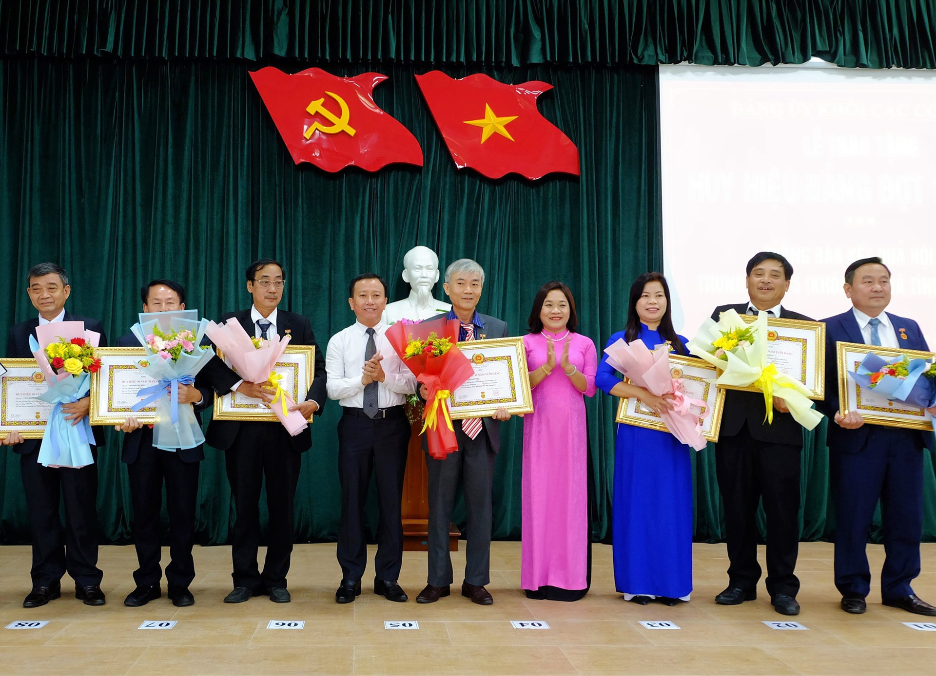 Ban Thường vụ Đảng ủy Khối các cơ quan tỉnh vừa tổ chức trao tặng Huy hiệu Đảng cho các đảng viên đang sinh hoạt tại các tổ chức đảng trực thuộc Đảng bộ Khối. Ảnh: N.Đ