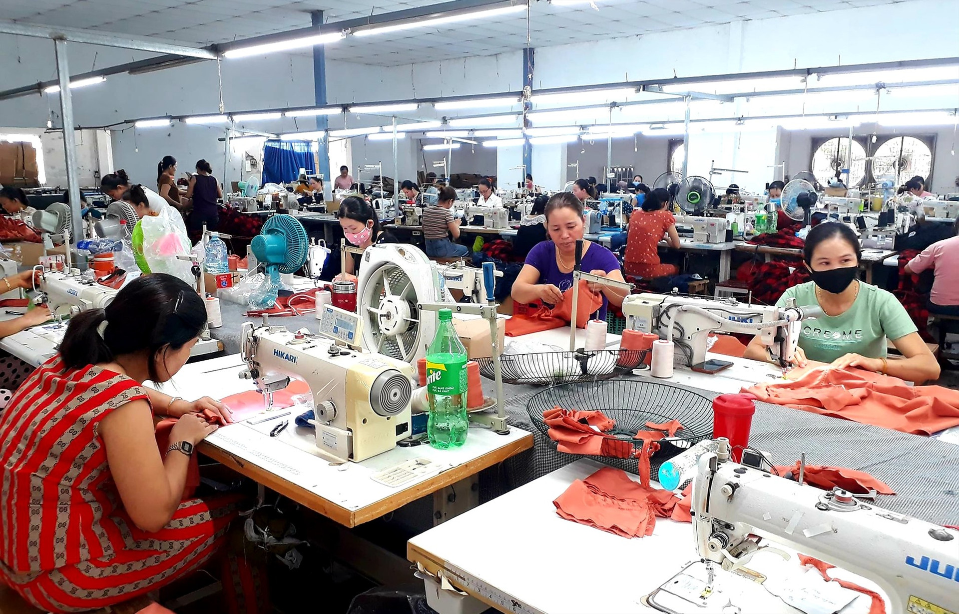 Nhờ thu hút doanh nghiệp vào đầu tư sản xuất, nhiều lao động nông thôn ở Quế Sơn có việc làm ổn định. Ảnh: N.P