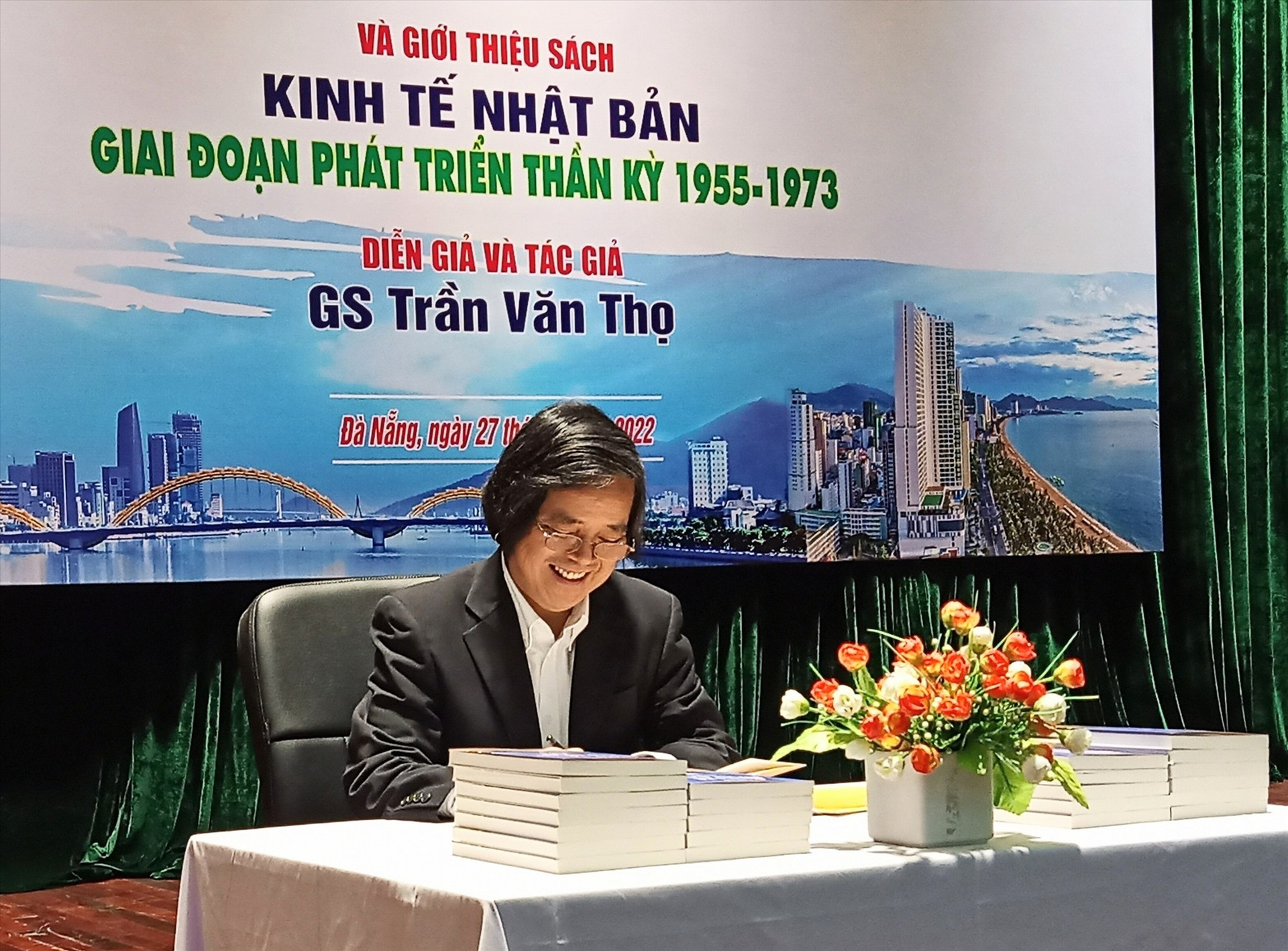 GS Trần Văn Thọ tại buổi giới thiệu cuốn sách “Kinh tế Nhật Bản-giai đoạn phát triển thần kỳ 1955-1973” tại Đà Nẵng. Ảnh: ANH QUÂN