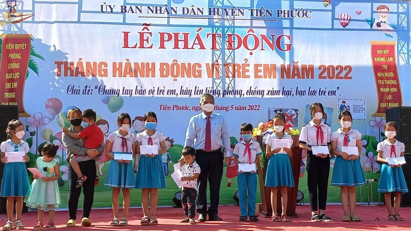 Lãnh đạo huyện Tiên Phước trao quà cho các em học sinh có hoàn cảnh khó khăn. Ảnh: N.HƯNG