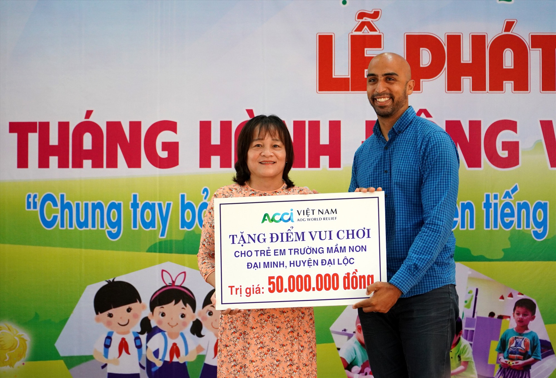 Tổ chức AOG Việt Nam tại Đà Nẵng hỗ trợ điểm vui chơi cho trẻ em Trường Mầm non Đại Minh với trị giá 50 triệu đồng. Ảnh: H.Q