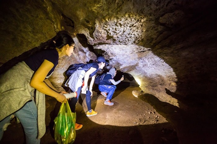 Visitors to Doi Cave