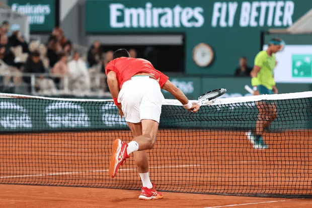 Djokovic trút giận lên lưới sau pha đánh bóng hỏng. (Nguồn: Getty Images)