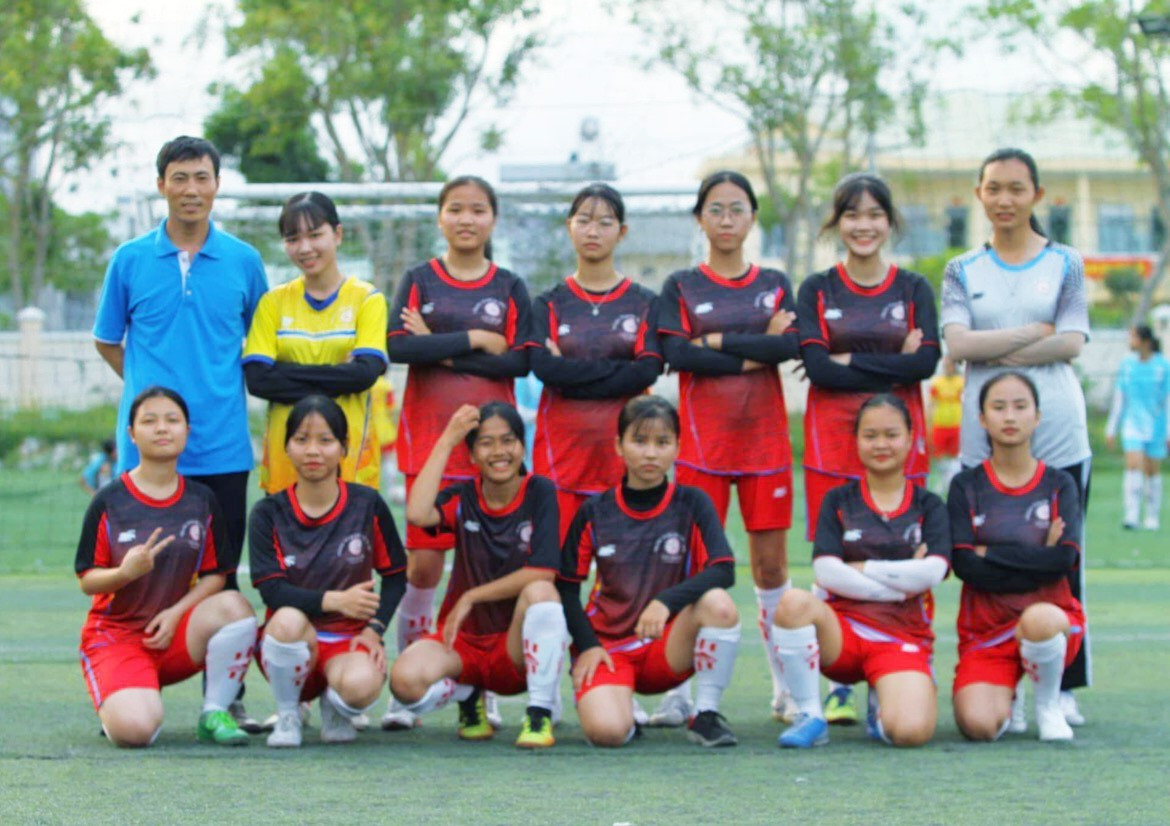 Cùng với chú trọng chất lượng chuyên môn dạy học, Trường THPT chuyên Nguyễn Bỉnh Khiêm còn quan tâm đẩy mạnh rèn luyện thể thao cho học sinh. Ảnh: Đ.T