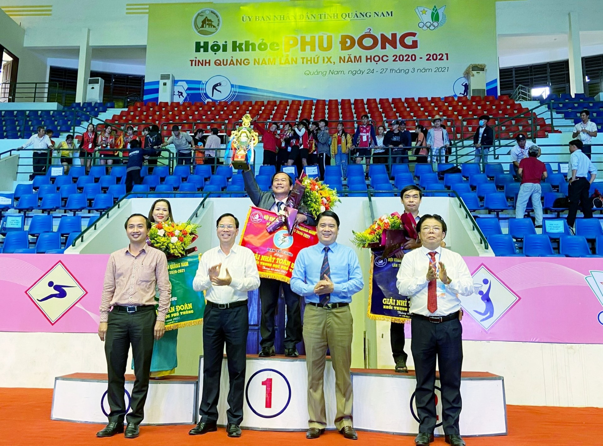 Phó Chủ tịch UBND tỉnh Trần Văn Tân trao cúp đoạt giải nhất toàn đoàn Hội khỏe Phù Đổng tỉnh năm học 2020 - 2021 cho đại diện Trường THPT chuyên Nguyễn Bỉnh Khiêm. Ảnh: Đ.T