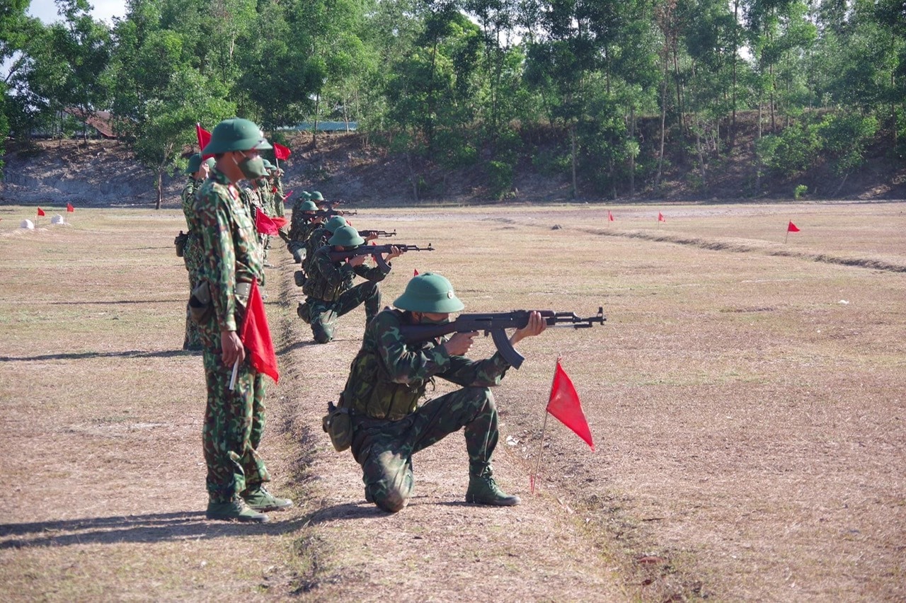 Chiến sĩ mới Trung đoàn 143 thực hành bắn súng AK. Ảnh: L.T