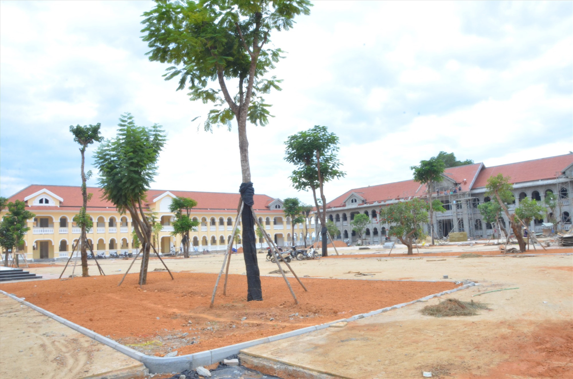 Phần lớn các địa phương trong tỉnh đều nợ đọng trong lĩnh vực xây dựng cơ bản. TRONG ẢNH: Một ngôi trường tại xã Tam Hiệp (Núi Thành) sử dụng vốn đầu tư công đã xây dựng hoàn thành và đưa vào sử dụng.