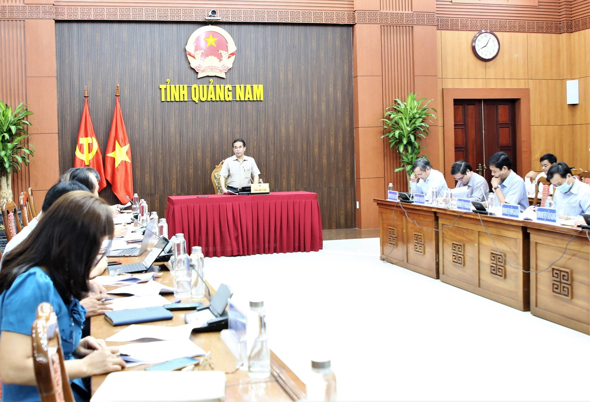 Phó Chủ tịch UBND tỉnh Trần Anh Tuấn chủ trì cuộc họp. Ảnh: A.N