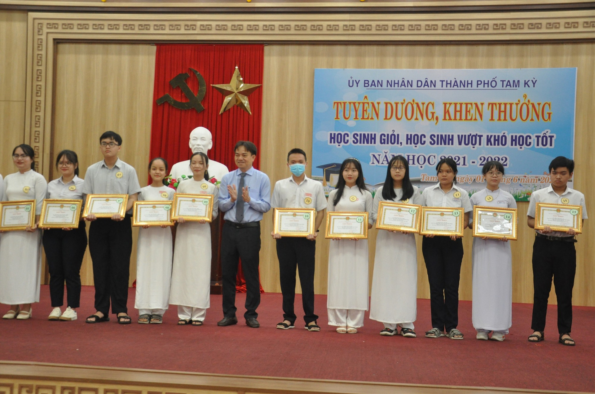 Khen thưởng cho các em đoạt giải tại các kỳ thi học sinh giỏi. Ảnh: X.P