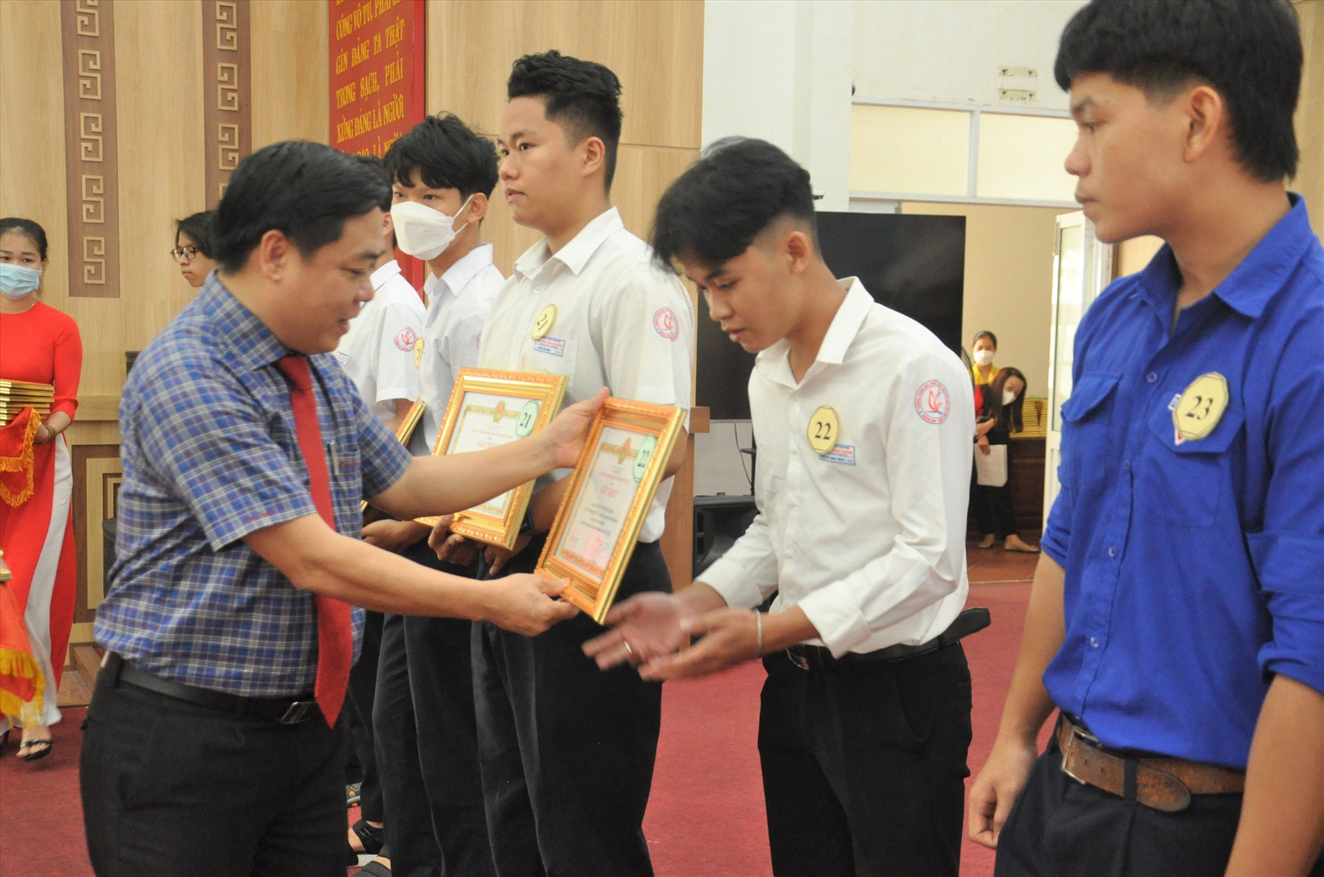 Chủ tịch UBND Tam Kỳ Bùi Ngọc Ảnh tặng giấy khen cho học sinh giỏi. Ảnh: X.P