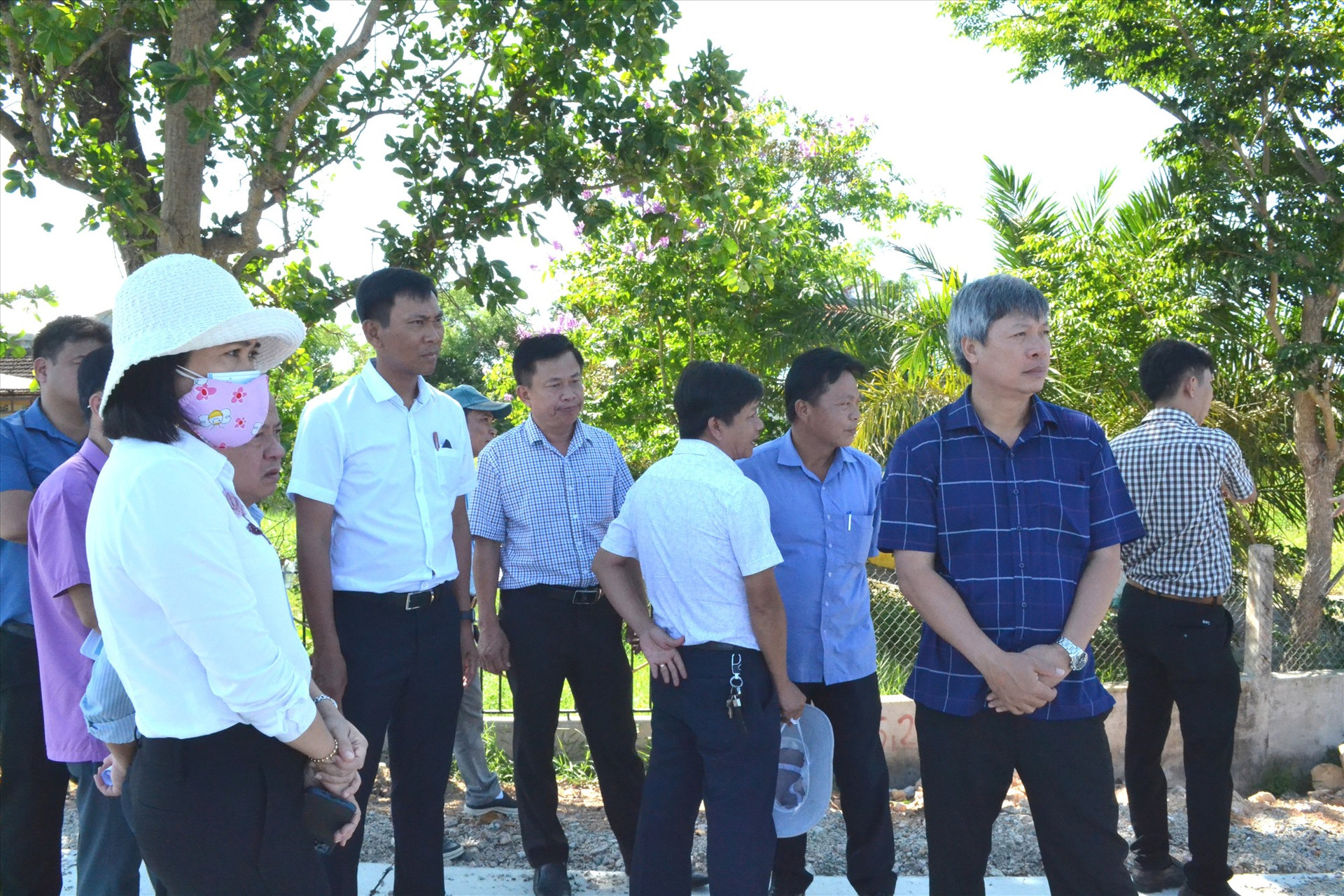 Phó Chủ tịch UBND tỉnh Hồ Quang Bửu kiểm tra tiến độ xây dựng tuyến đê ngăn mặn Bình Dương, Bình Hải, Bình Đào. Ảnh: Q.VIỆT