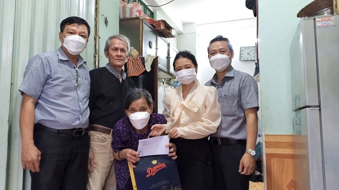 Điện lực đến thăm và tặng quà gia đình bà Lê Thị Ý.