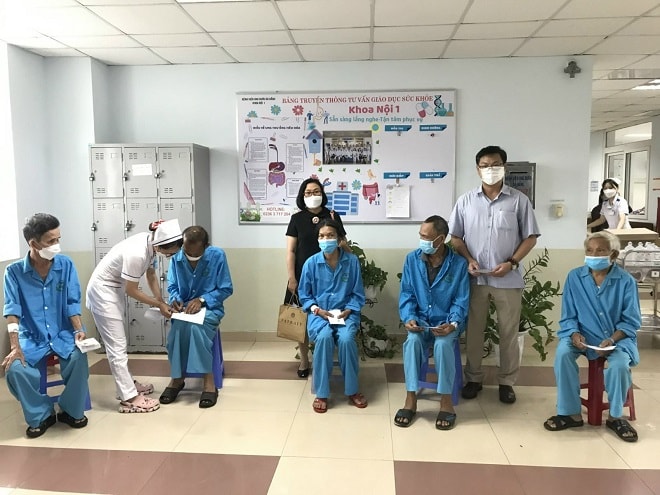 Tặng quà các bệnh nhân ung thư.