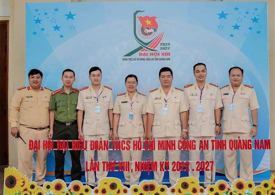 Thiếu tá Ngô Hoàng Việt (ngoài cùng bên trái) là một cán bộ đoàn năng nổ. Ảnh: M.L
