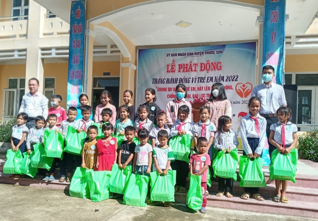 Trao quà cho các trẻ em có hoàn cảnh khó khăn tại xã Phước Công.