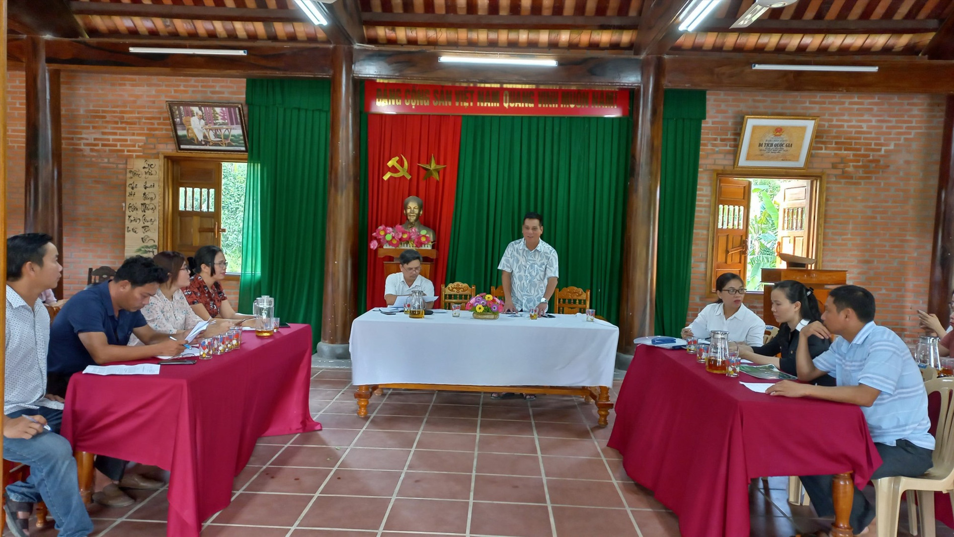 Đoàn công tác Sở VH-TT&DL Quảng Nam làm việc với huyện Tiên Phước về xây dựng điểm du lịch xanh tại làng cổ Lộc Yên. Ảnh: N.HƯNG