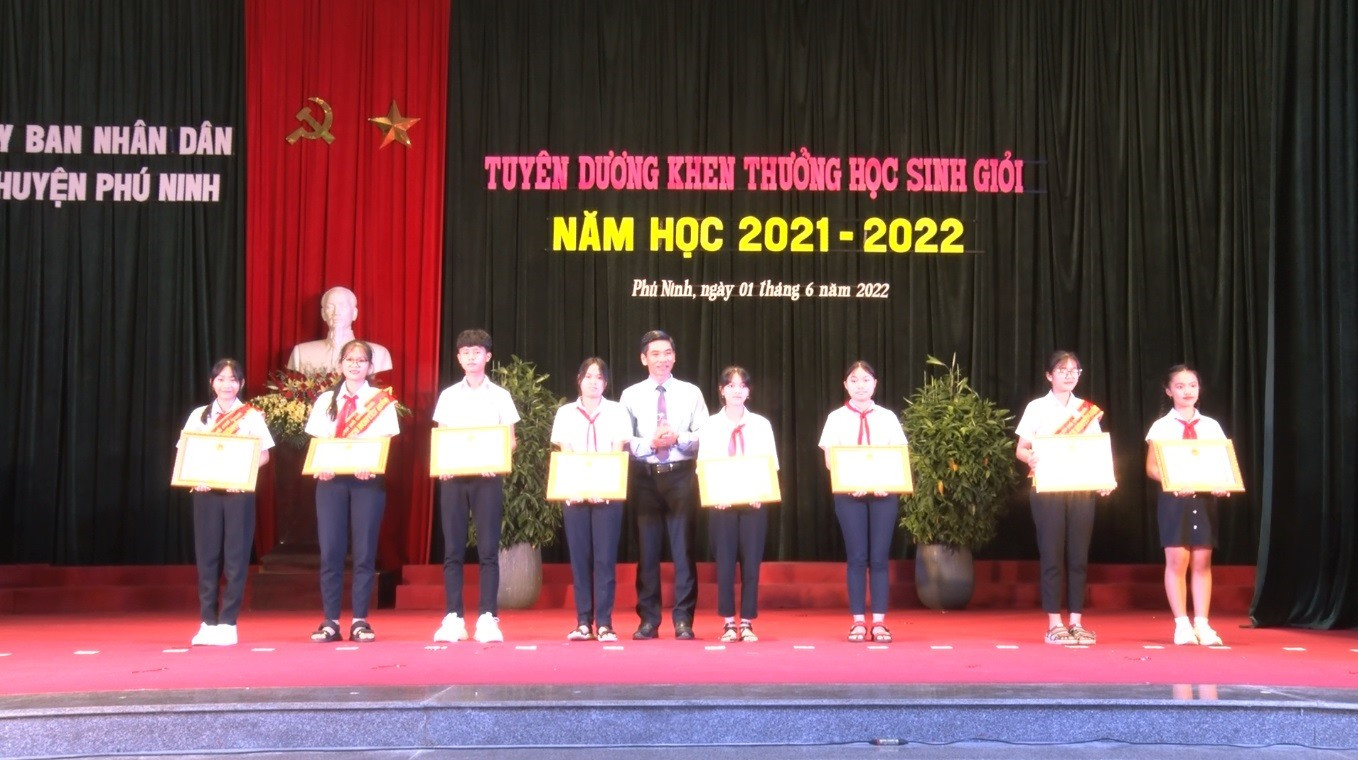 Lãnh đạo huyện Phú Ninh trao giấy khen cho các học sinh giỏi năm học 2021 - 2022. Ảnh: V.Đ