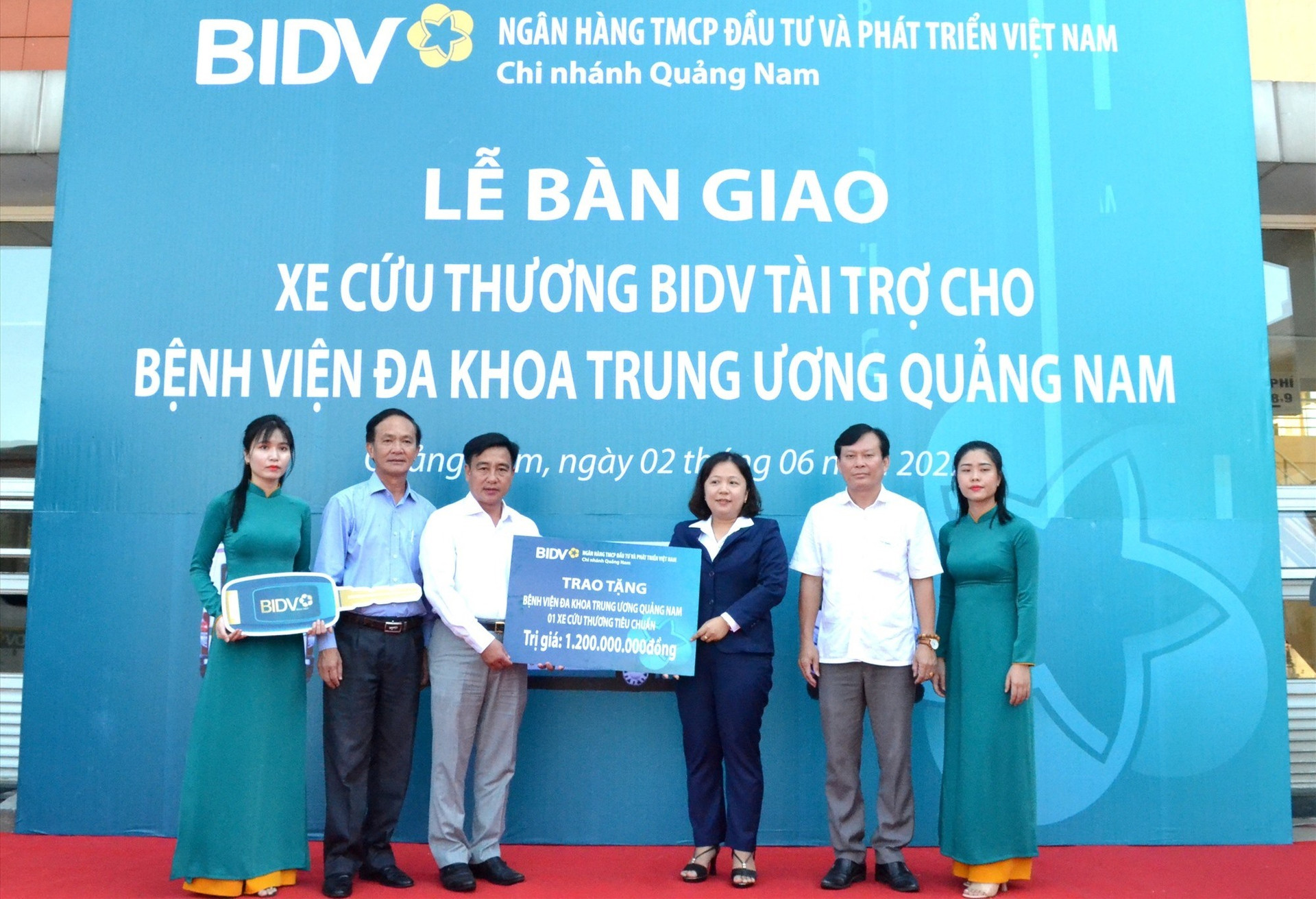 BIDV Quảng Nam trao tặng xe cứu thương trị giá 1,2 tỷ đồngcho Bệnh viên đa khoa Trung ương Quảng Nam. Ảnh: Q.VIỆT