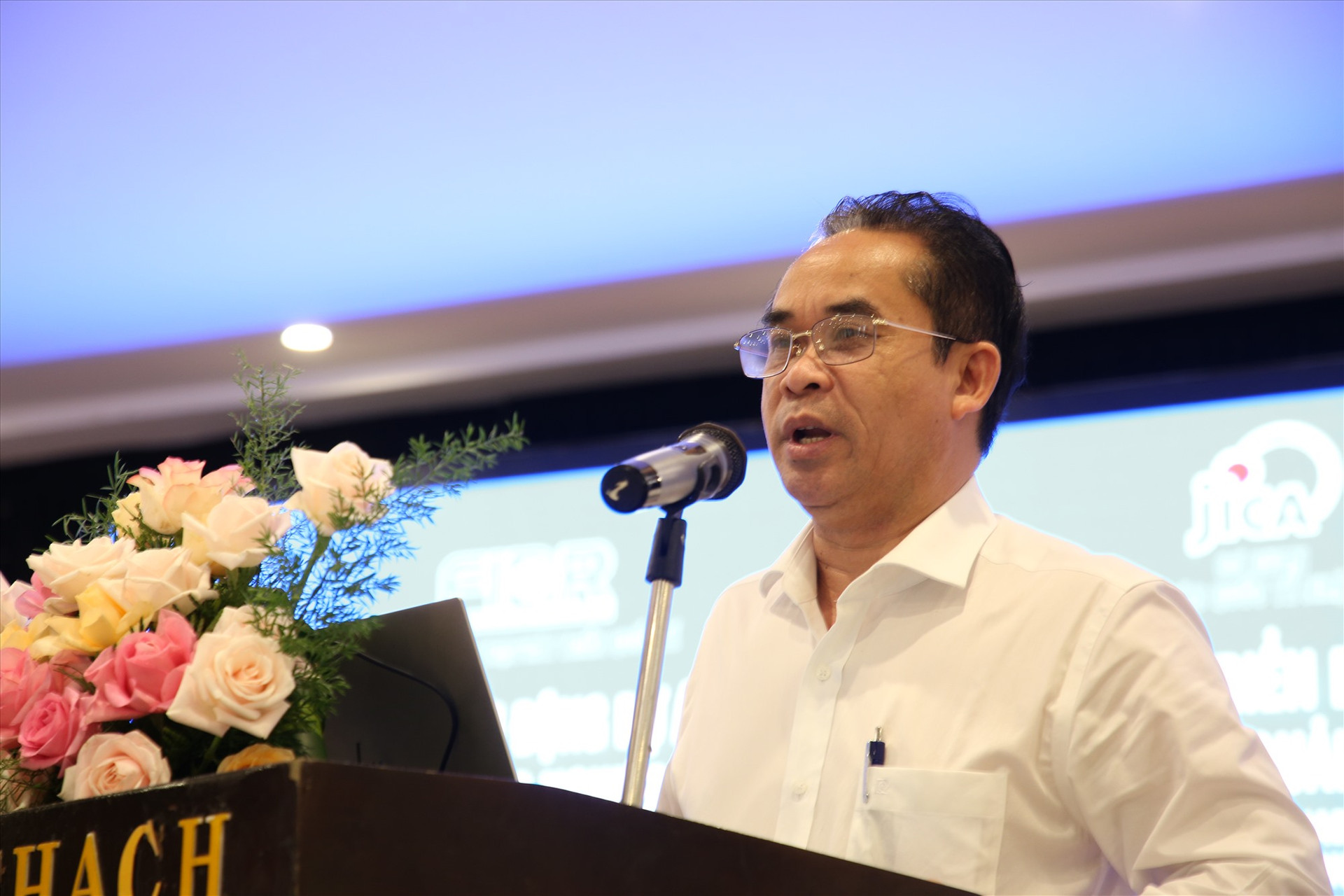 Phó Chủ tịch UBND tỉnh Trần Anh Tuấn phát biểu tại hội nghị. Ảnh: N.N
