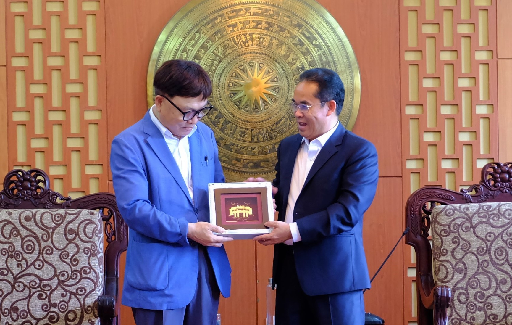 Phó Chủ tịch Trần Anh Tuấn tặng quà kỷ niệm cho ông Cho Dang Ho - Chủ tịch Tổ chức Làng Hoa Sen quốc tế Hàn Quốc. Ảnh: M.L