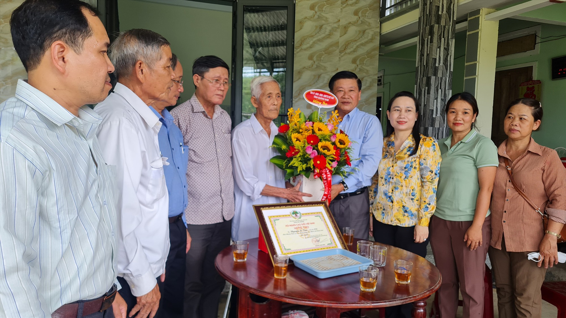Lãnh đạo tỉnh trao quà mừng thọ cho cụ Nguyễn Sĩ Tựu, 90 tuổi, xã Tiên Phong. Ảnh: H.LIÊN