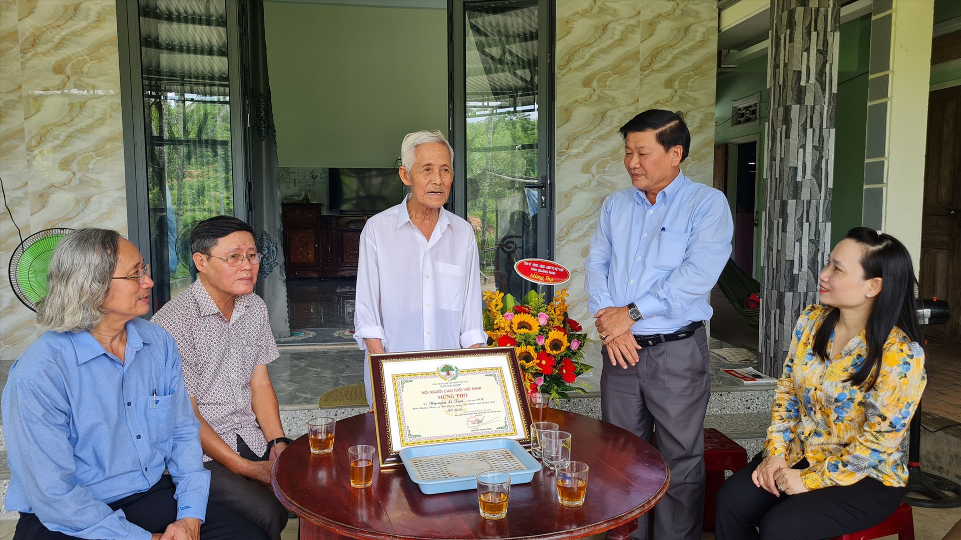 Phó Chủ tịch Ủy ban MTTQ Việt Nam tỉnh Lê Thái Bình thăm hỏi, động viên người cao tuổi cùng thân nhân. Ảnh: H.LIÊN