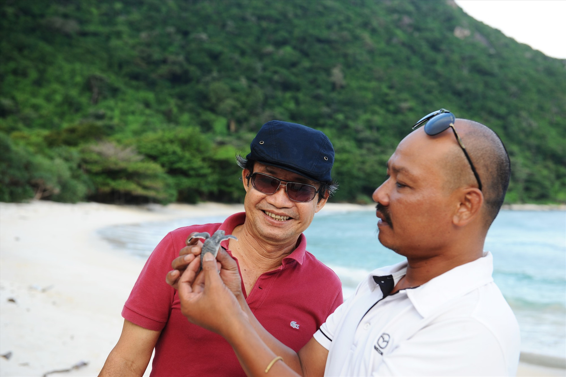 Lê Xuân Ái áo đỏ với tác giả tại đảo Bảy Cạnh - Côn Đảo