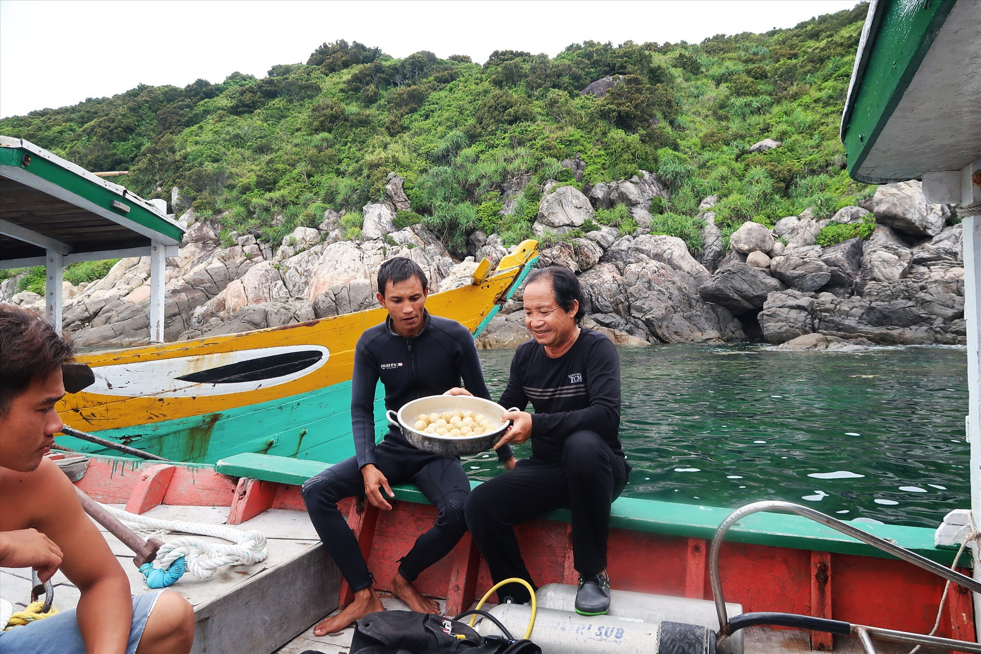 Lê Xuân Ái (phải) nghiên cứu rùa về đẻ trứng dưới biển tại Cù Lao Chàm