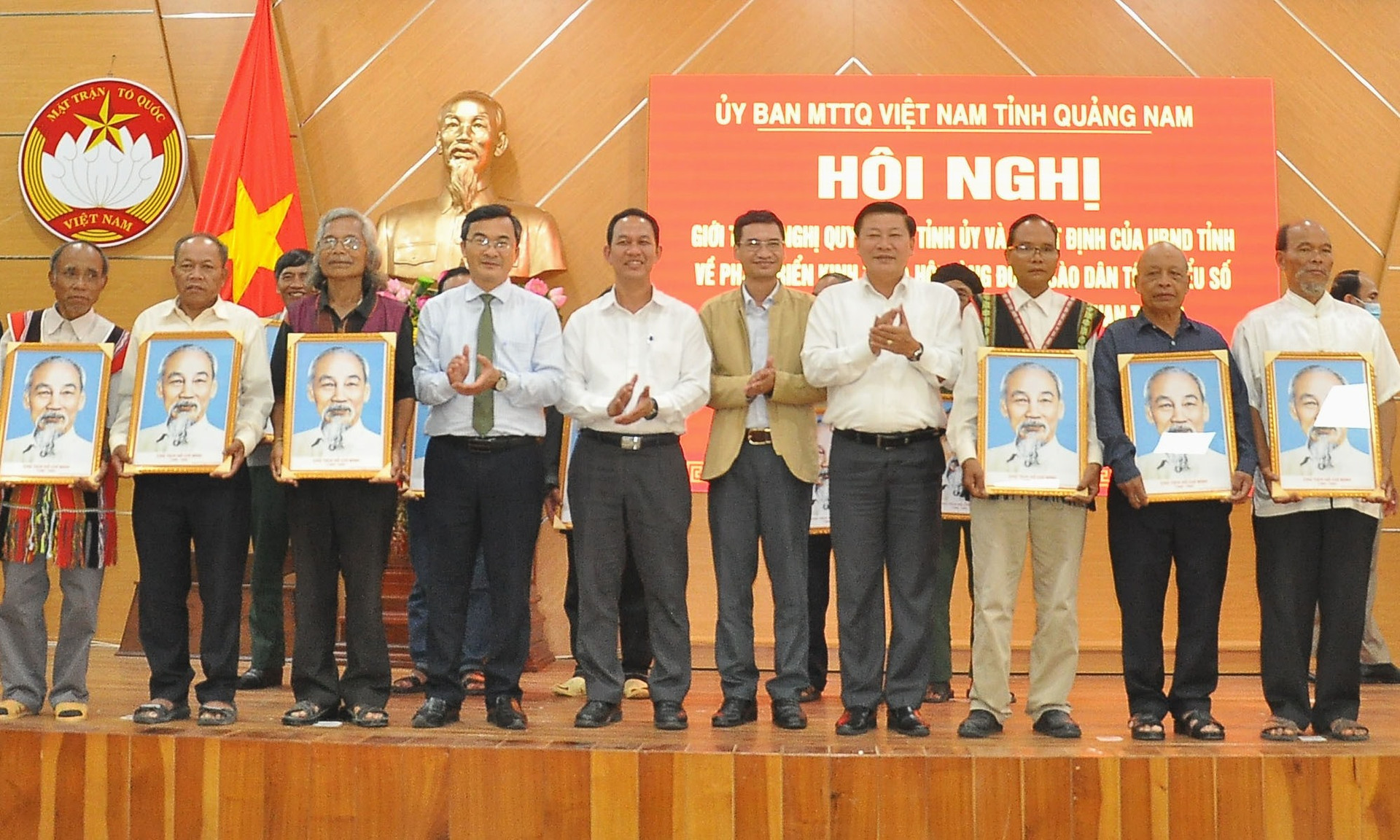 Ủy ban MTTQ Việt Nam tỉnh gặp mặt, tặng ảnh Bác Hồ cho người có uy tín trong đồng bào dân tộc thiểu số. Ảnh: VINH ANH