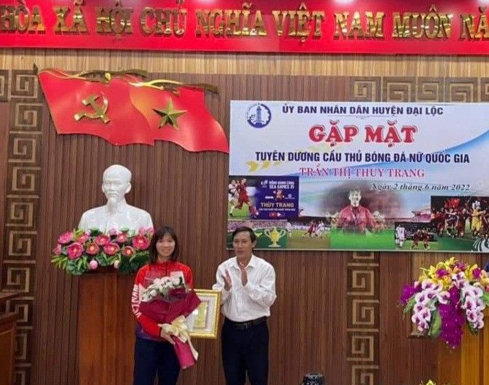 Phó Chủ tịch UBND huyện Đặng Văn Kỳ trao tặng quà cho vận động viên Thùy Trang. Ảnh: N.D